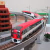 鉄道模型の高架を走る成田エクスプレス（Ｎゲージ）